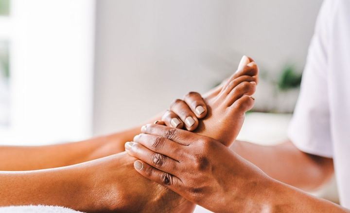 Pijat refleksi panggilan pada area telapak kaki oleh terapis TULLIP HOME SPA